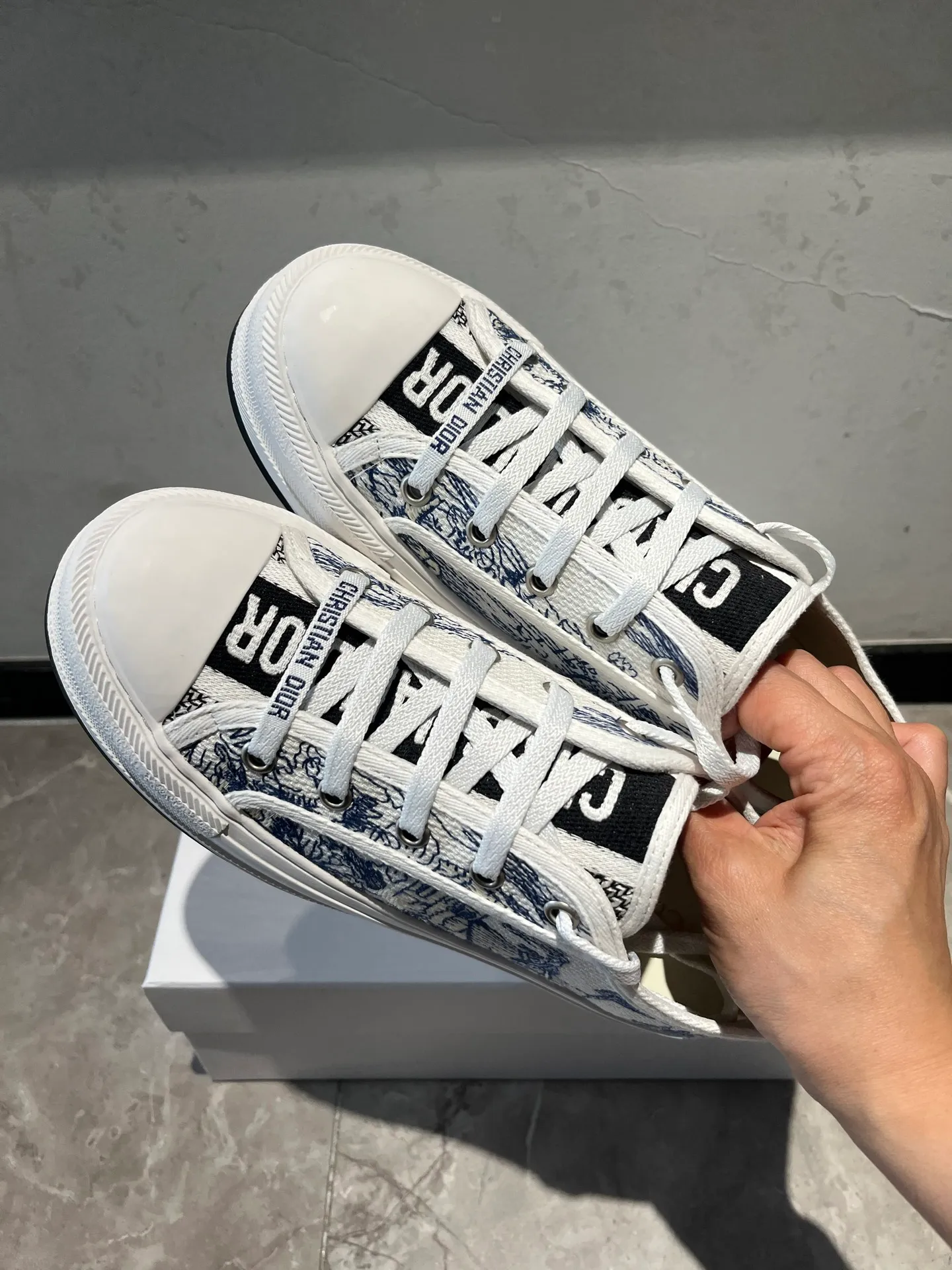 👟👟Ex-factory price 520👟👟 Walk‘n’Dior embroidered mid-top casual shoes are new in 2025. On the fashion stage, Dior embroidered shoes are the well-deserved protagonist. Delicate stitching is used on the upper, every stitch is devoted to the craftsman's efforts, and every thread is woven with artistic poetry. From complex floral patterns to smart geometric textures, embroidery is like the magic that gives shoes life, allowing them to show dynamic beauty even in static conditions.   Wearing Dior embroidered shoes feels like stepping into a dream world full of art. It is not only a pair of shoes, but also a walking piece of art that perfectly integrates fashion and culture. Whether you are strolling on the bustling city streets or attending important social occasions, Dior embroidered shoes can add unique charm to your style and become the focus of everyone's attention.   Choosing Dior embroidered shoes means choosing a persistent pursuit of quality and a unique understanding of fashion. Let it accompany you through every wonderful moment and leave your own fashion mark.  Material: Sheepskin lining, feet, silk cowhide, size 35-41, heel height 5cm